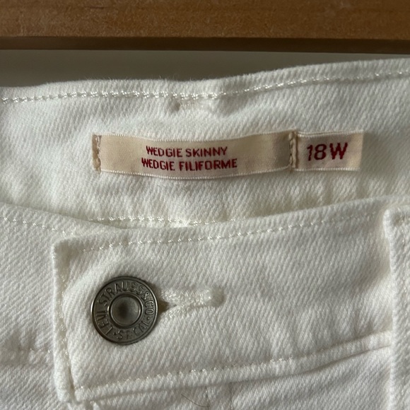 Levi’s Wedgie Straight Ripped Jeans - Picture 2 of 3